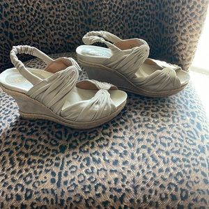 Earthics size 8 leather sandal/heels wedge - khaki color